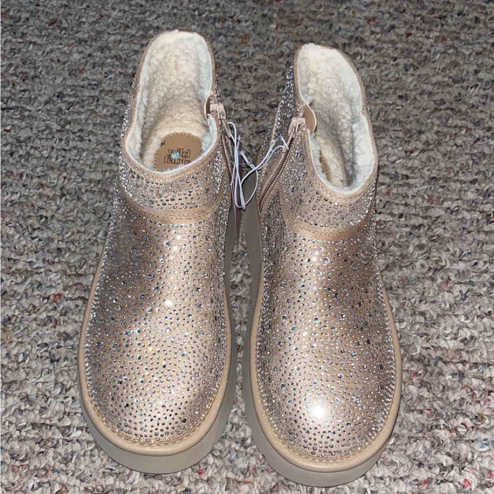 Brand new size 7 wild fable bedazzled booties
